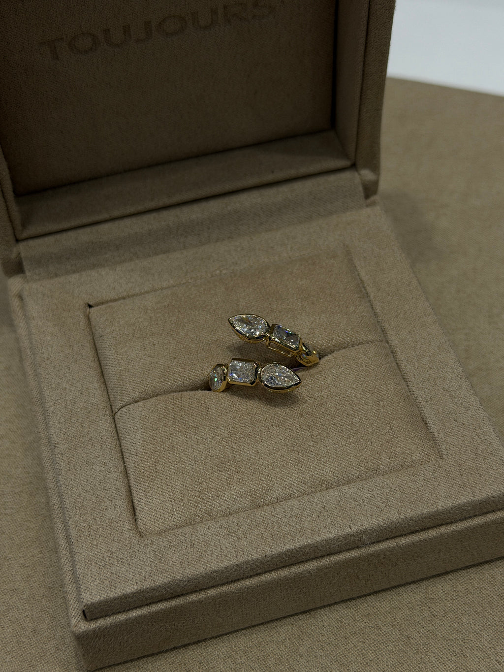 Mixed-cut open ring in a TOUJOURS jewellery box — Lot 07