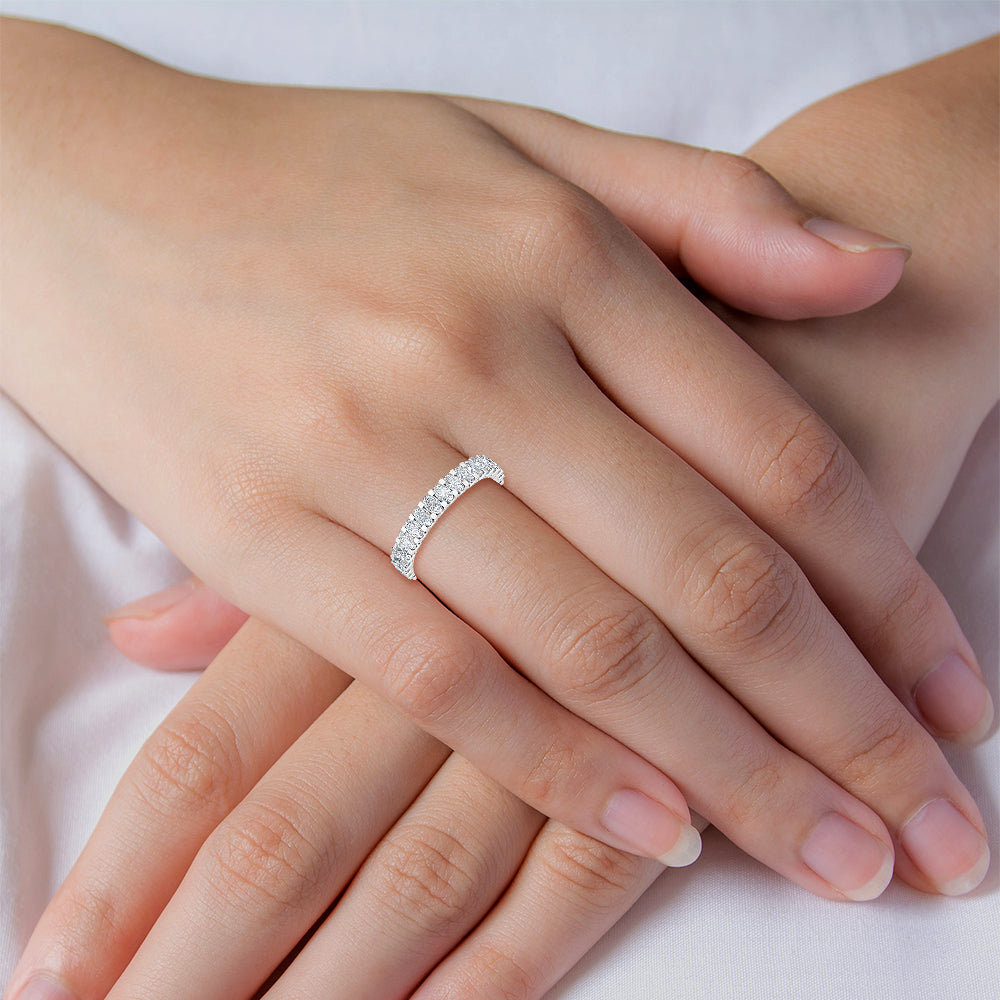 Gilda Oval Eternity Band - white gold - detail/top view