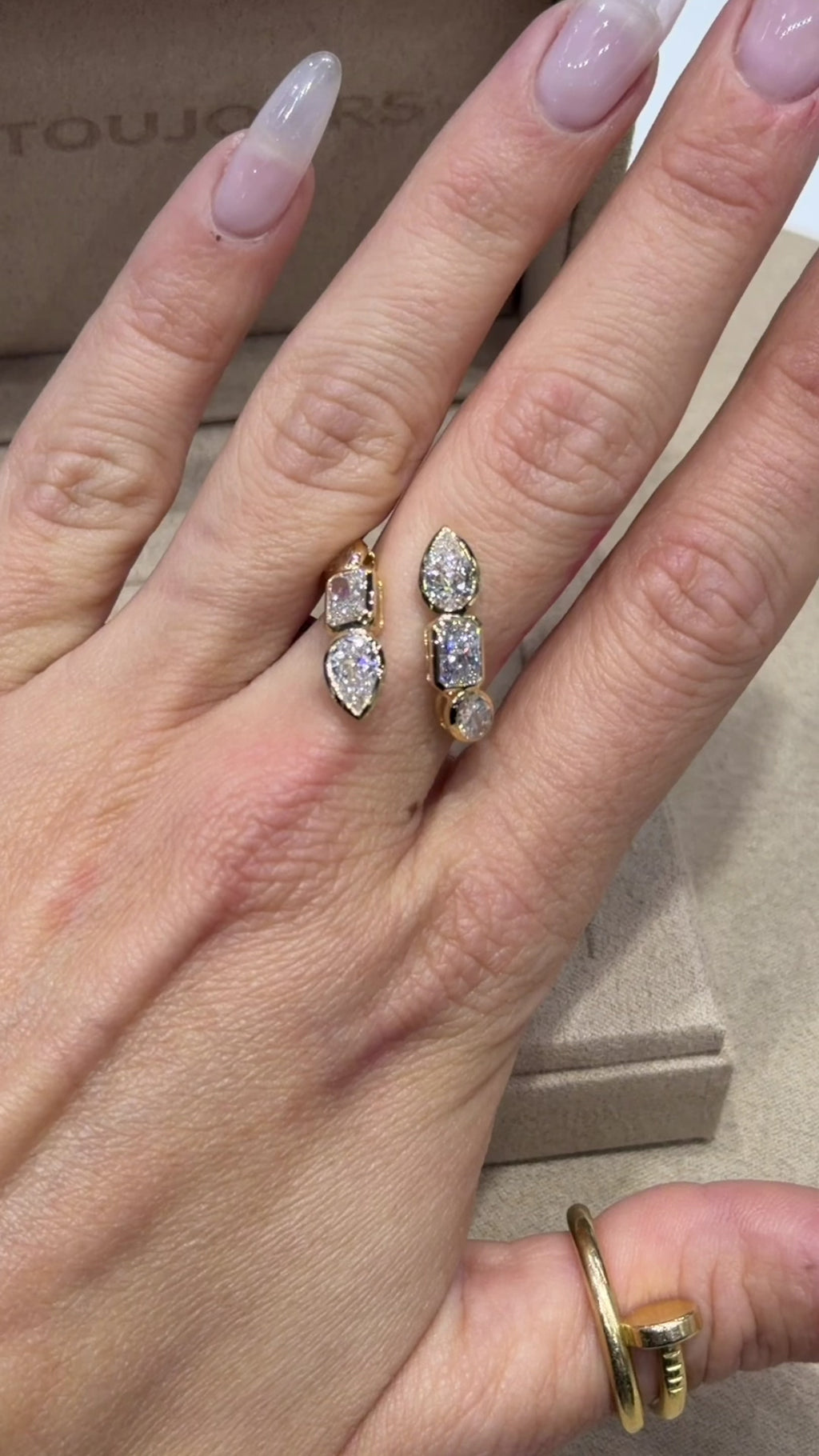 LOT 05 —  Misto Ring 18k yellow gold